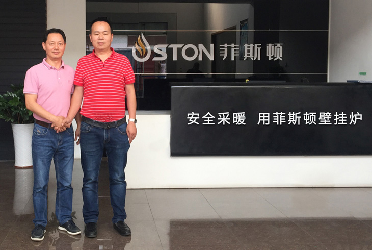 菲思盾壁掛爐董事長(zhǎng)和包總合影