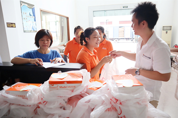 菲思盾壽星們領(lǐng)取生日點心