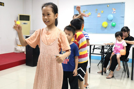 孩子們井然有序的排隊(duì)投飛鏢