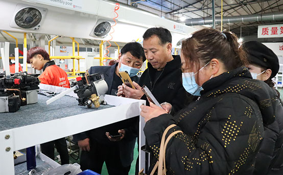 青?？疾靾F(tuán)參觀菲思盾壁掛爐配件