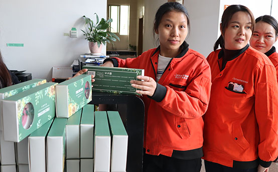 菲思頓公司為女員工派發(fā)禮品